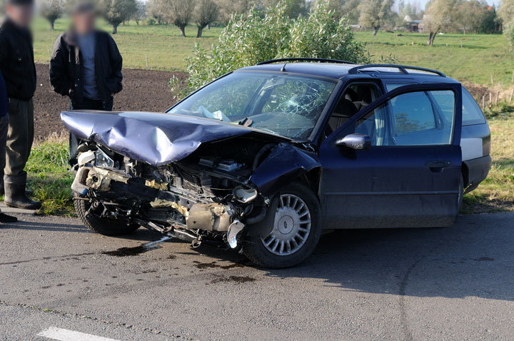 Czołowe zderzenie dwóch aut-sprawca zbiegł zdjęcie nr 49942