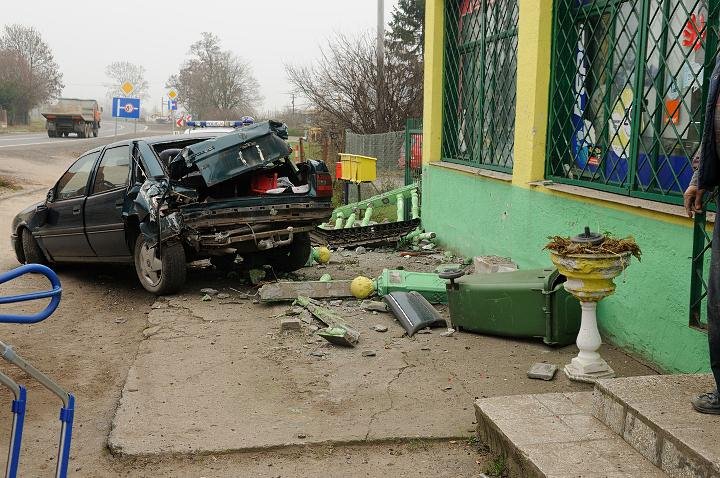 Pijany uderzył w sklep zdjęcie nr 50374