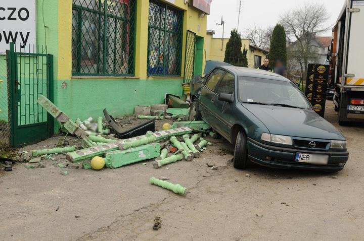 Pijany uderzył w sklep zdjęcie nr 50373