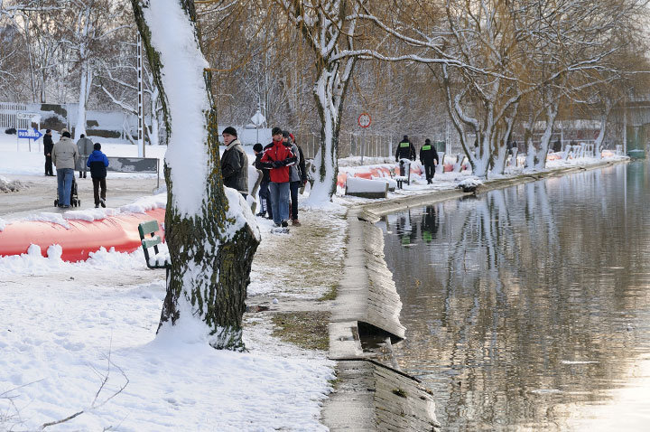 Woda wciąż wysoka ale opada zdjęcie nr 52400