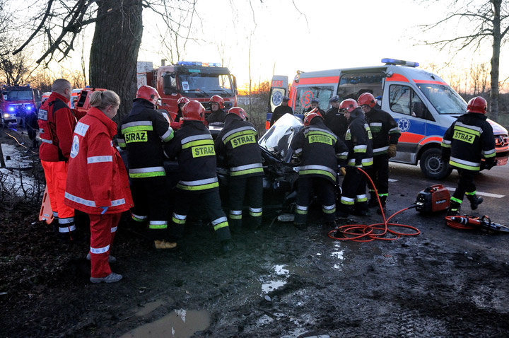 Czołowe zderzenie. Cztery osoby ranne zdjęcie nr 53827