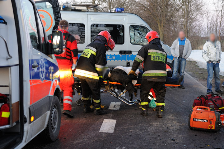Czołowe zderzenie. Cztery osoby ranne zdjęcie nr 53823