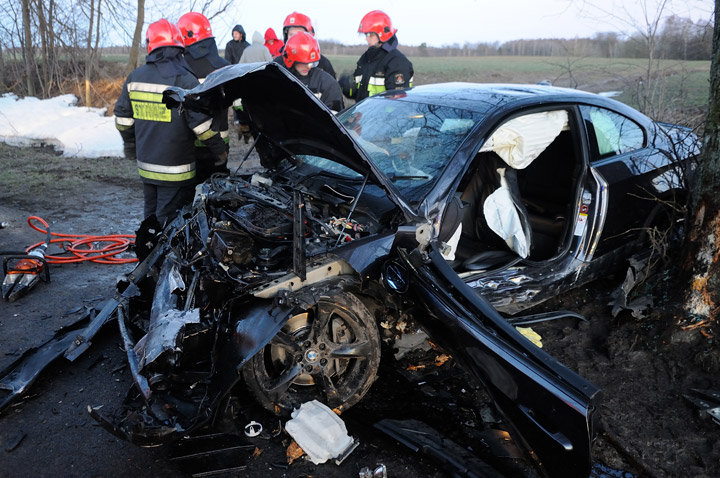 Czołowe zderzenie. Cztery osoby ranne zdjęcie nr 53838