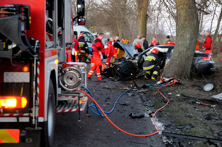 Czołowe zderzenie. Cztery osoby ranne zdjęcie nr 53822