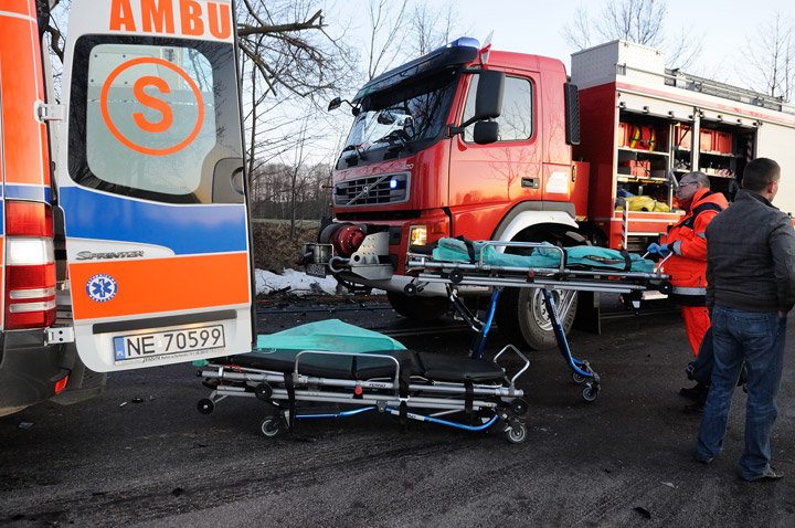Czołowe zderzenie. Cztery osoby ranne zdjęcie nr 53828
