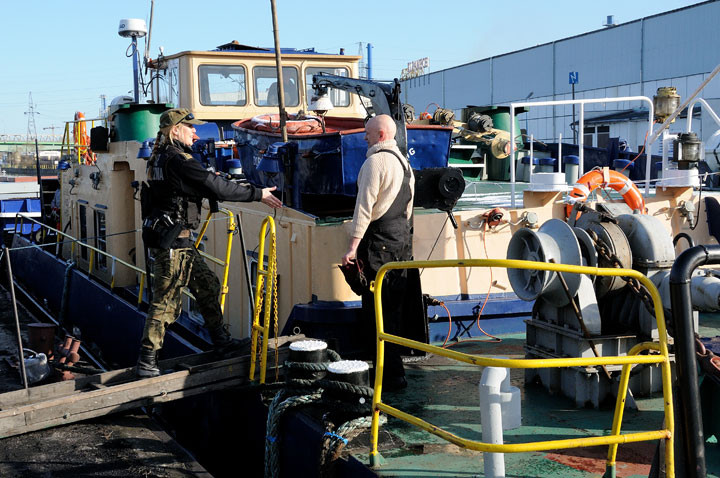 Bizony pchają barki do Kaliningradu zdjęcie nr 55066