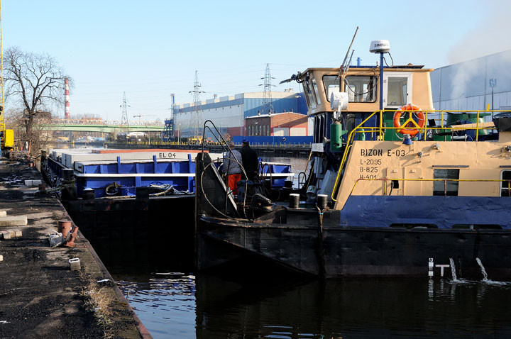 Bizony pchają barki do Kaliningradu zdjęcie nr 55074