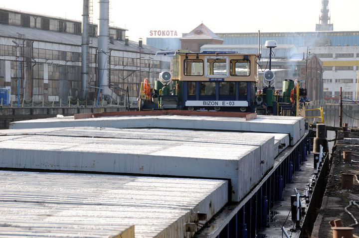 Bizony pchają barki do Kaliningradu zdjęcie nr 55078