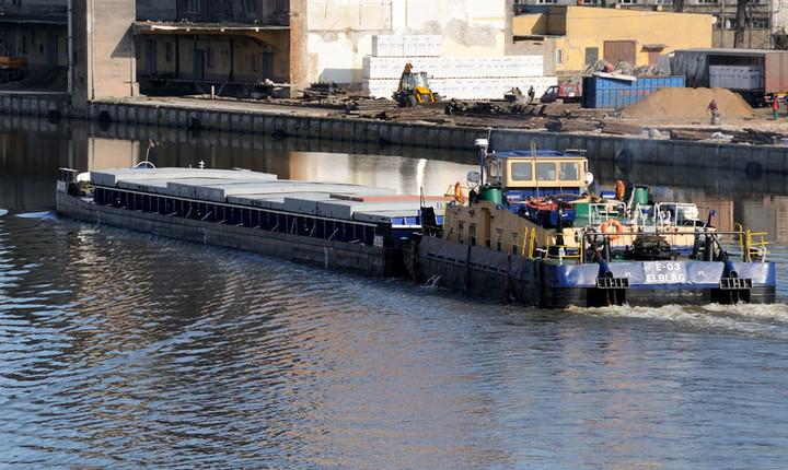 Bizony pchają barki do Kaliningradu zdjęcie nr 55076