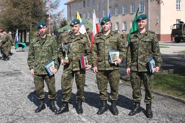 Zwycięska drużyna 16 batalionu dowodzenia.