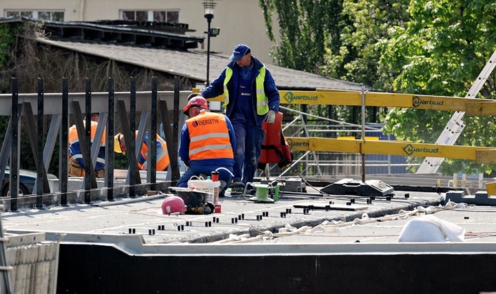 Elbląg Montaż kładki na rzece Elbląg