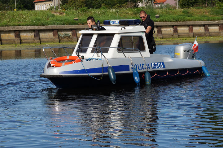 Elbląg Policyjny patrol na rzece Elbląg