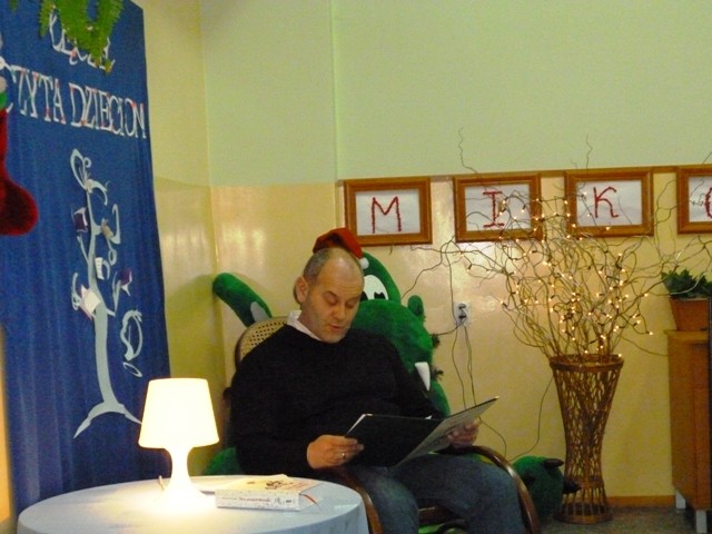 Łęcze czyta dzieciom zdjęcie nr 64144