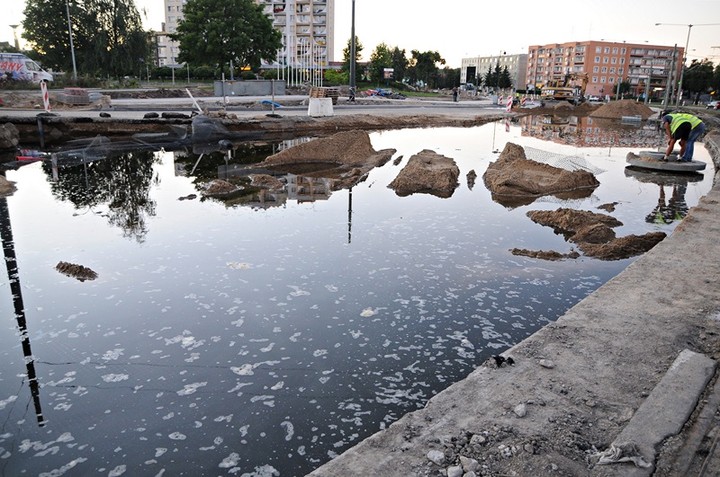 Elbląg Awaria w centrum. Przebudowywana 504 pod wodą