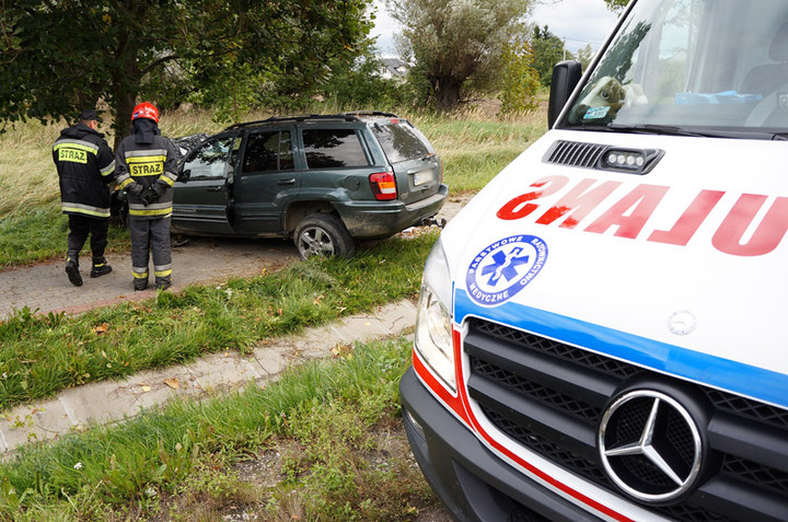 Kazimierzowo: jeepem uderzył w drzewo zdjęcie nr 75775