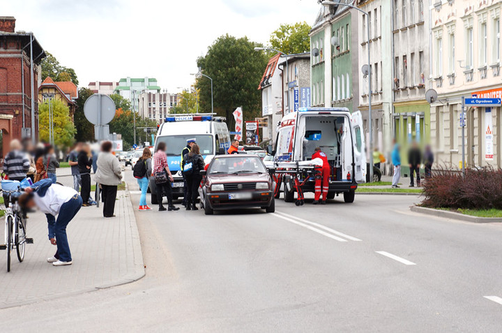 Elbląg Żeromskiego: piesza weszła pod osobówkę