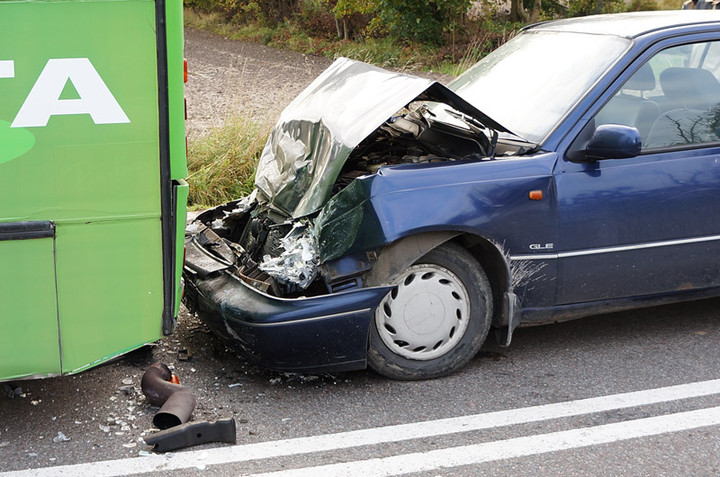 Elbląg Krasny Las: osobówką uderzył w autobus