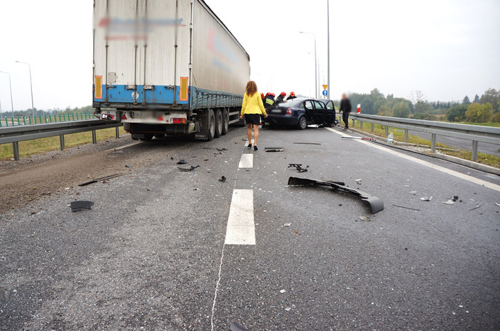 Elbląg Węzeł Wschód: passatem wjechała pod ciężarówkę