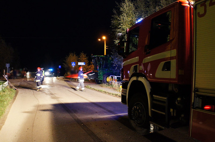 Elbląg Janowo: zderzenie volkswagena z kombajnem