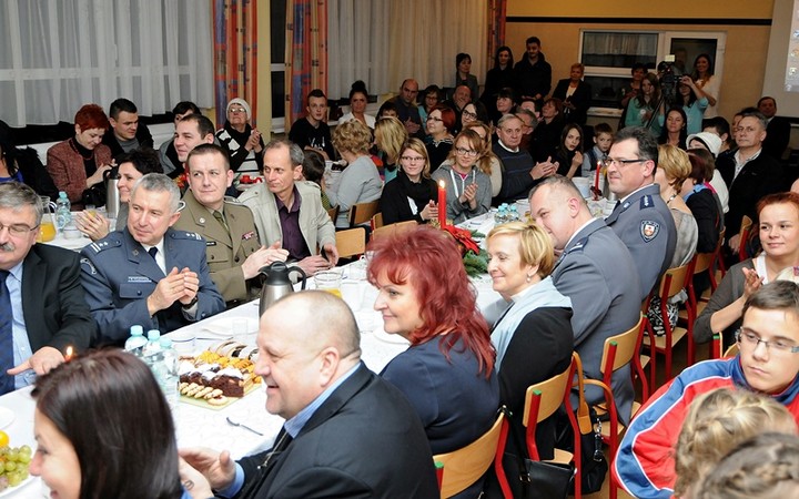 Przy jednym stole zdjęcie nr 79531