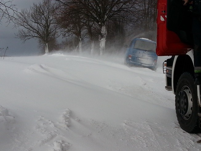 Elbląg Łęcze. Strażacy wyciągali auto z rowu