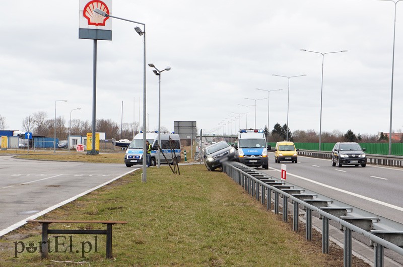 Elbląg Nietypowe parkowanie. Kierowca pijany?