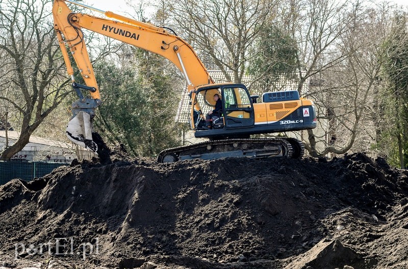 Równają teren pod budowę basenu zdjęcie nr 85165