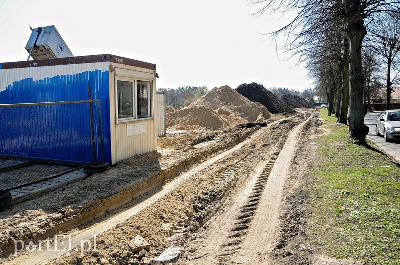 Równają teren pod budowę basenu zdjęcie nr 85150