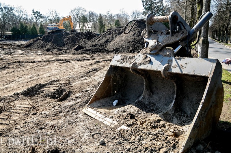 Równają teren pod budowę basenu zdjęcie nr 85162