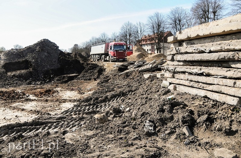 Równają teren pod budowę basenu zdjęcie nr 85151