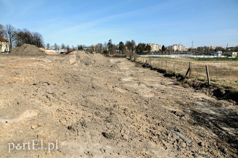 Równają teren pod budowę basenu zdjęcie nr 85156