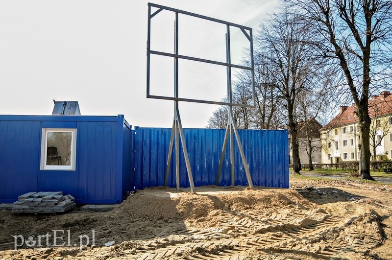 Równają teren pod budowę basenu zdjęcie nr 85149