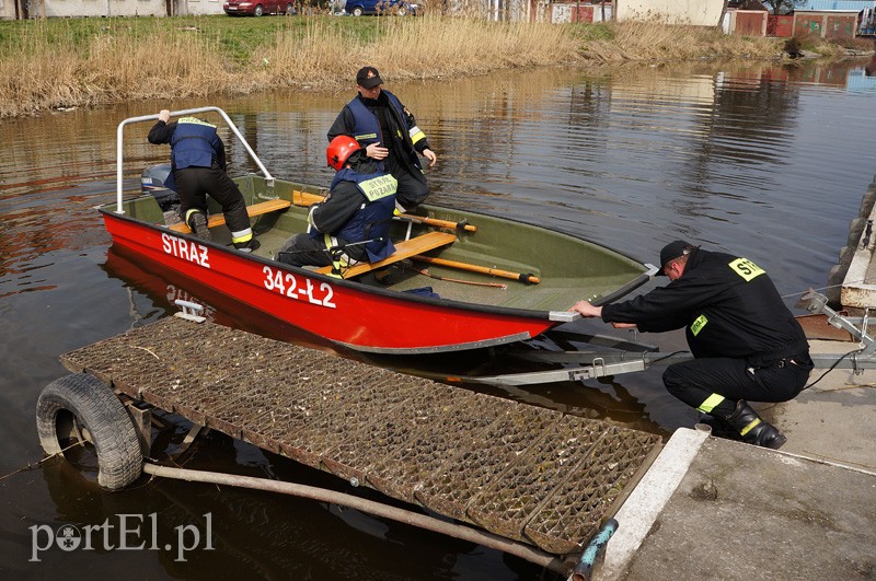 Plama oleju na rzece Elbląg zdjęcie nr 85251