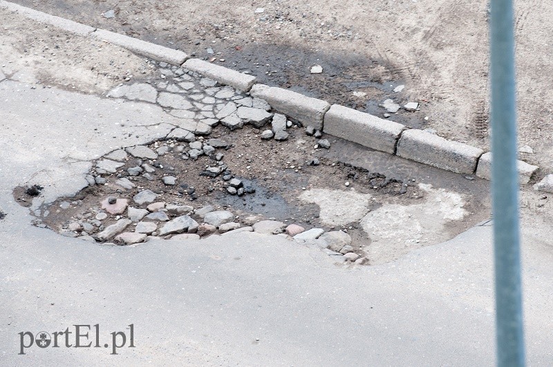 Dziura na ulicy Zacisze. Zdjęcie przesłane przez Czytelnika o nicku: wich64
