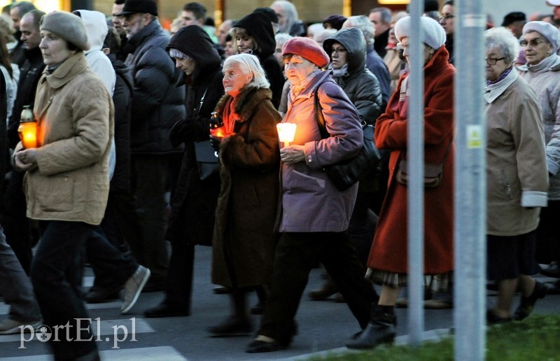 Tysiące wiernych przeszło przez miasto zdjęcie nr 86190