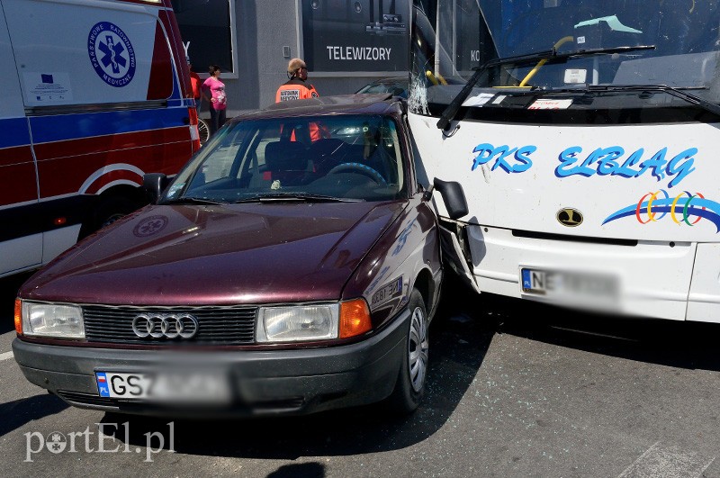 Audi wjechało wprost pod autokar zdjęcie nr 86414