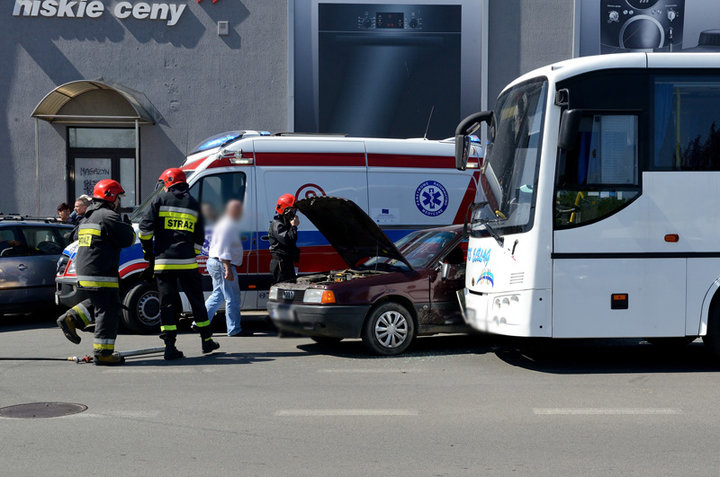 Elbląg Audi wjechało wprost pod autokar