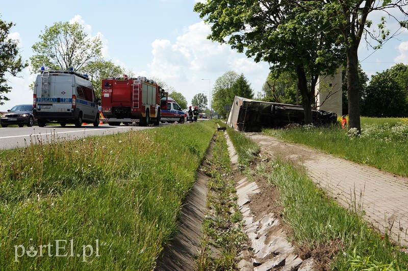 Elbląg Kazimierzowo: ciężarówką w drzewo