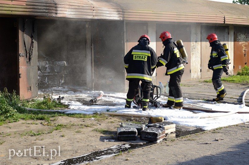 Pożar w garażu przy Malborskiej zdjęcie nr 88126