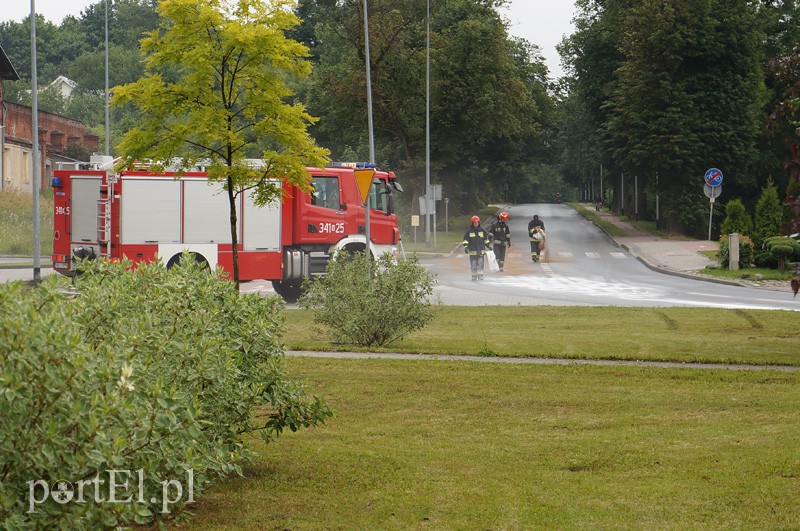 Elbląg Drogi zalane olejem z uszkodzonego kombajnu