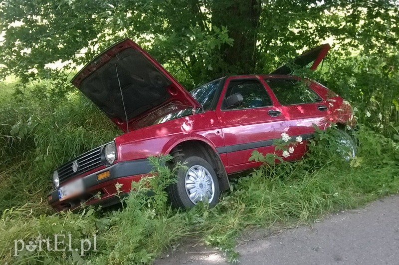 Elbląg Golf wylądował w rowie - wypadek Wiśniewo