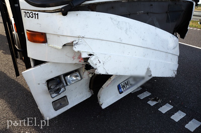 S7: autokar uderzył w tył cysterny zdjęcie nr 92435
