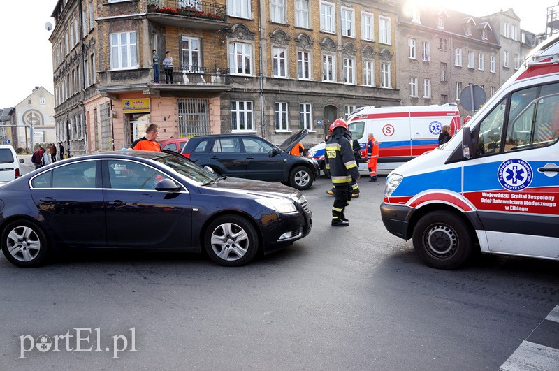 Elbląg Zderzenie skutera z osobówką. Dwie osoby w szpitalu