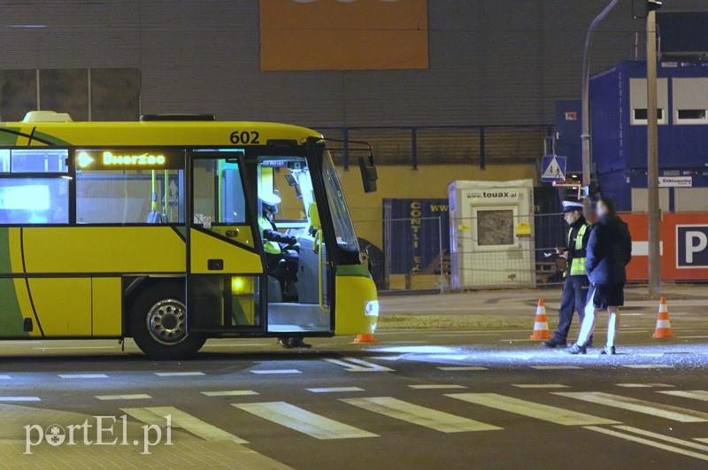 Elbląg Wjechała pod autobus, trzy osoby ranne