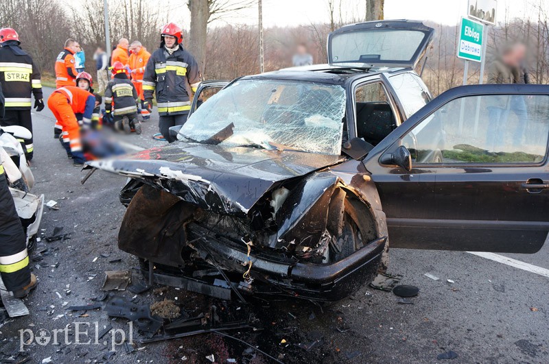Czołowe zderzenie w Dąbrowie. Siedem osób rannych zdjęcie nr 97043