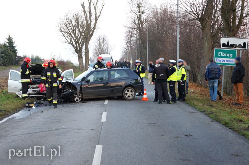 Czołowe zderzenie w Dąbrowie. Siedem osób rannych zdjęcie nr 97060