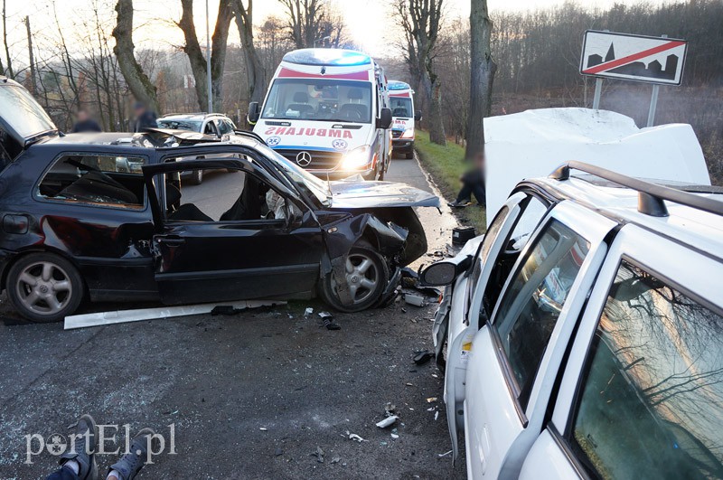 Czołowe zderzenie w Dąbrowie. Siedem osób rannych zdjęcie nr 97047