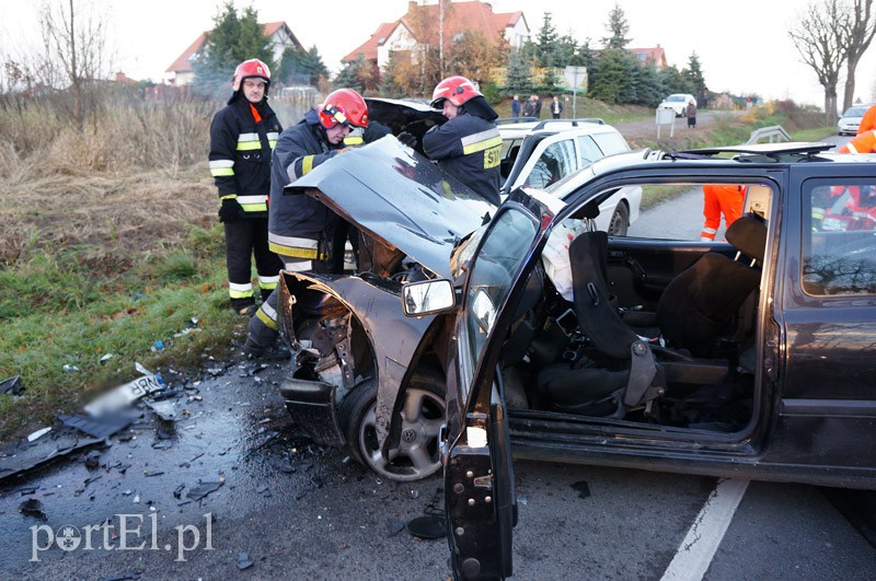 Czołowe zderzenie w Dąbrowie. Siedem osób rannych zdjęcie nr 97042