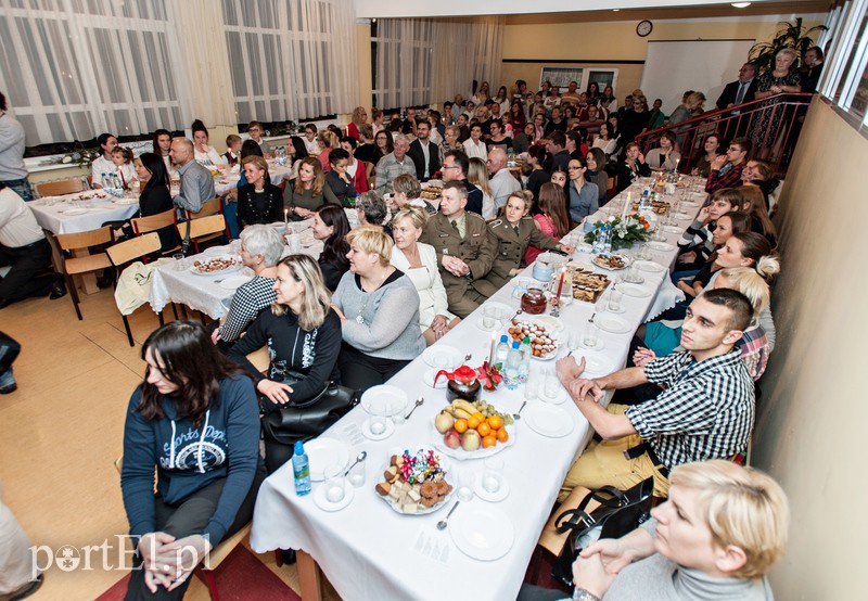 Wszyscy razem przy jednym stole zdjęcie nr 97976