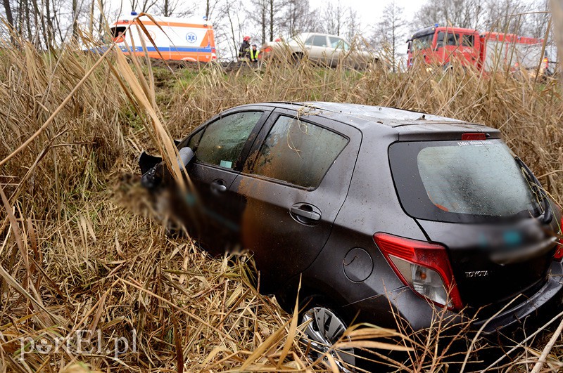 Toyotą wpadła do przydrożnego rowu zdjęcie nr 98368